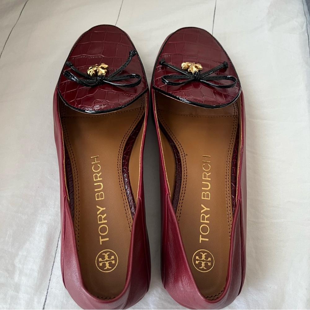 Tory Burch Women's Croc Embossed Loafers with Gold Charm Size 8 - Picture 6 of 12